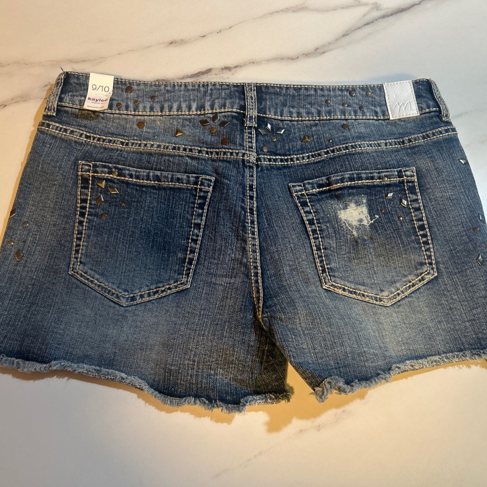 NWT Maurices Kaylee Destruct Denim Shorts With Studs Sz.9/10